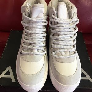 WOMEN’S Aqua Bash White Leather Sneakers: Size 7M